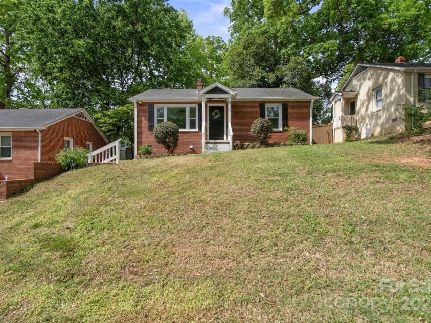 534 Kingston Avenue, Charlotte, NC 28203.  MLS# CAR4258092, YatesRealty ID 18939. 