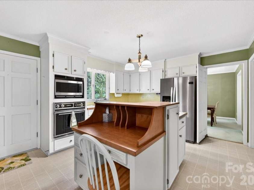 7412 Timber Ridge Drive, Mint Hill, NC 28227.  MLS# CAR4374270, YatesRealty ID 18940. Kitchen