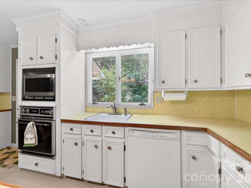 7412 Timber Ridge Drive, Mint Hill, NC 28227.  MLS# CAR4374270, YatesRealty ID 18940. Kitchen