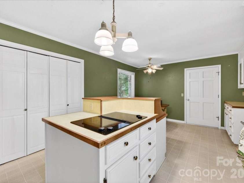 7412 Timber Ridge Drive, Mint Hill, NC 28227.  MLS# CAR4374270, YatesRealty ID 18940. Kitchen
