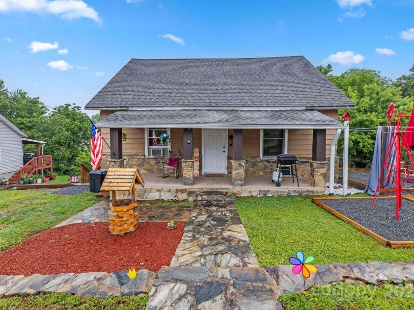61 First Street, Marion, NC 28752.  MLS# CAR4265191, YatesRealty ID 18947. 