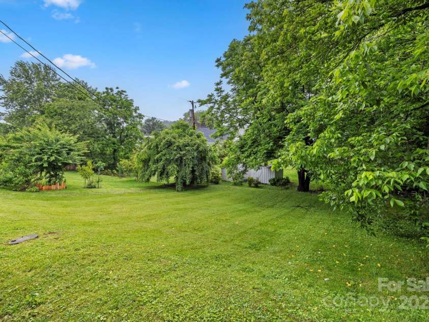 61 First Street, Marion, NC 28752.  MLS# CAR4265191, YatesRealty ID 18947. 