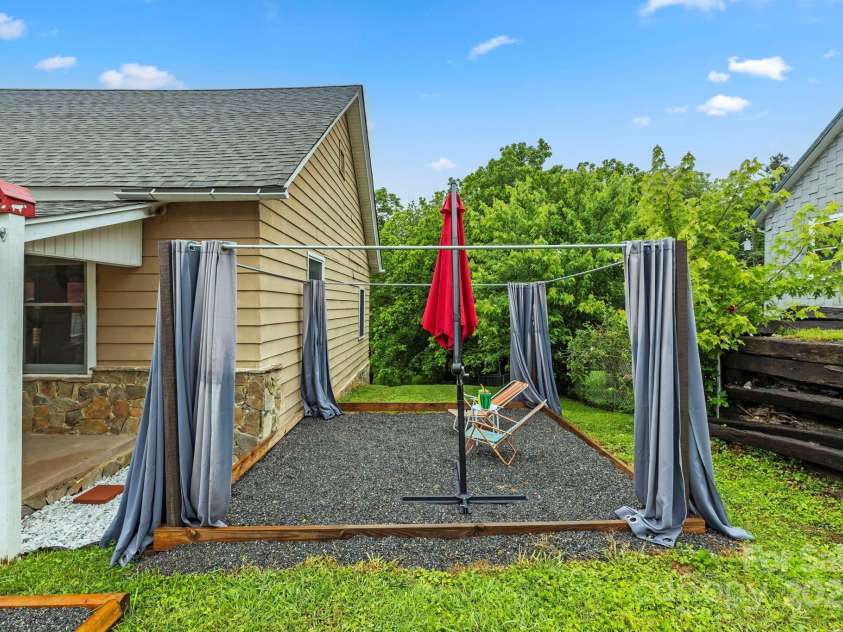 61 First Street, Marion, NC 28752.  MLS# CAR4265191, YatesRealty ID 18947. 