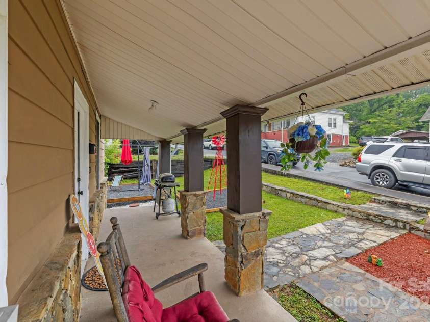 61 First Street, Marion, NC 28752.  MLS# CAR4265191, YatesRealty ID 18947. 