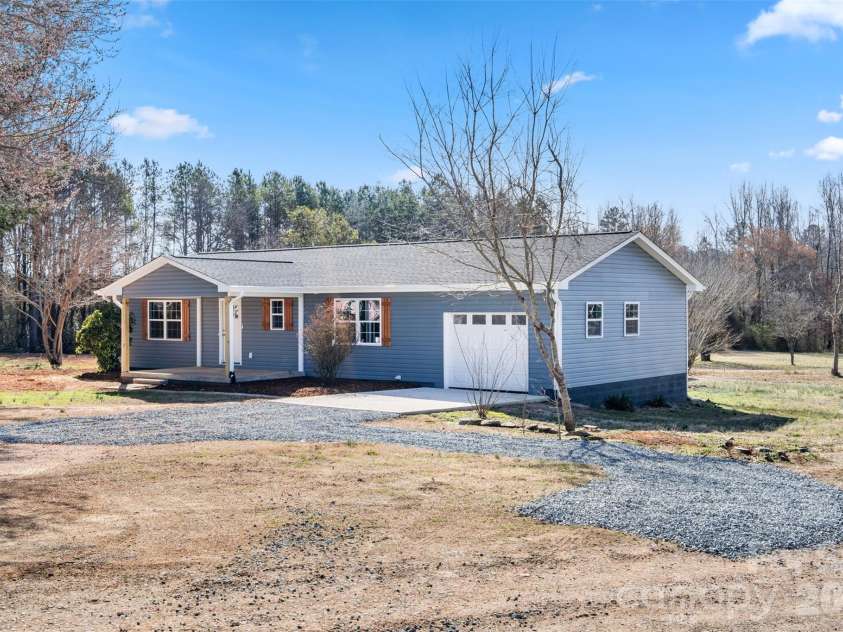 179 Stephens Lane, Thomasville, NC 27360.  MLS# CAR4376803, YatesRealty ID 18948. 