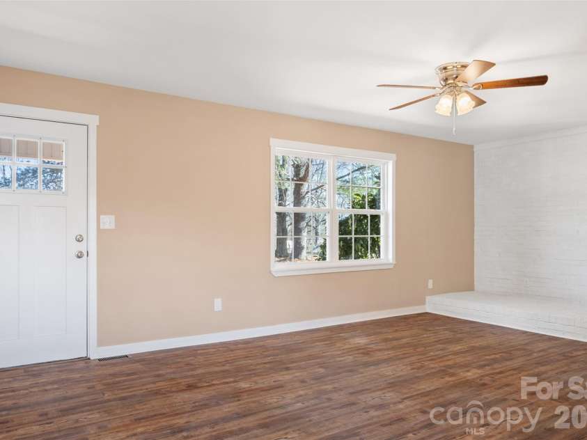 179 Stephens Lane, Thomasville, NC 27360.  MLS# CAR4376803, YatesRealty ID 18948. 