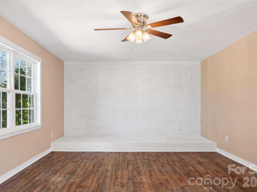 179 Stephens Lane, Thomasville, NC 27360.  MLS# CAR4376803, YatesRealty ID 18948. 