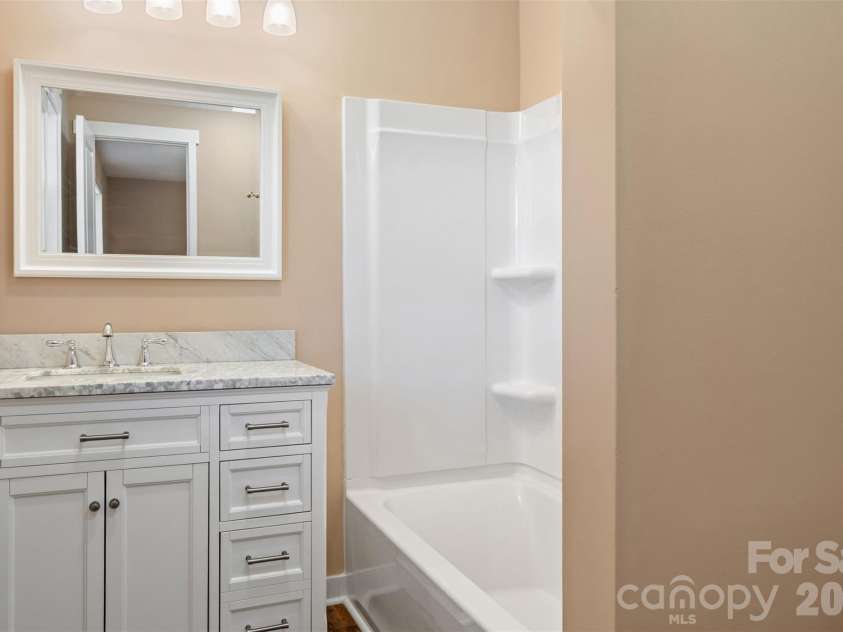 179 Stephens Lane, Thomasville, NC 27360.  MLS# CAR4376803, YatesRealty ID 18948. 