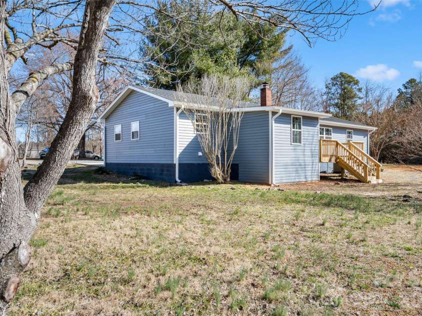 179 Stephens Lane, Thomasville, NC 27360.  MLS# CAR4376803, YatesRealty ID 18948. 