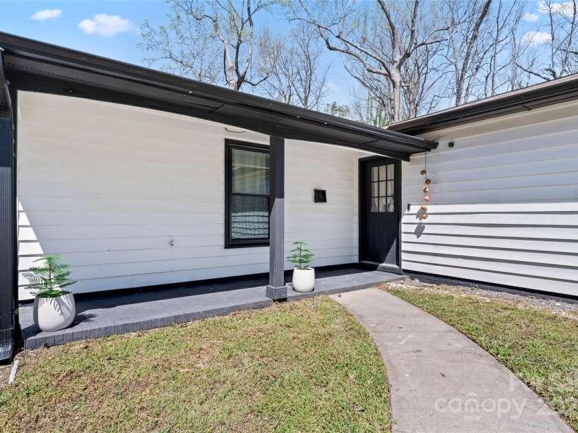 5501 Joyce Drive, Charlotte, NC 28215.  MLS# CAR4237647, YatesRealty ID 18949. 