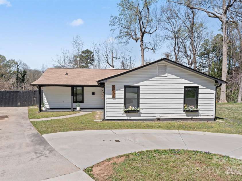 5501 Joyce Drive, Charlotte, NC 28215.  MLS# CAR4237647, YatesRealty ID 18949. 