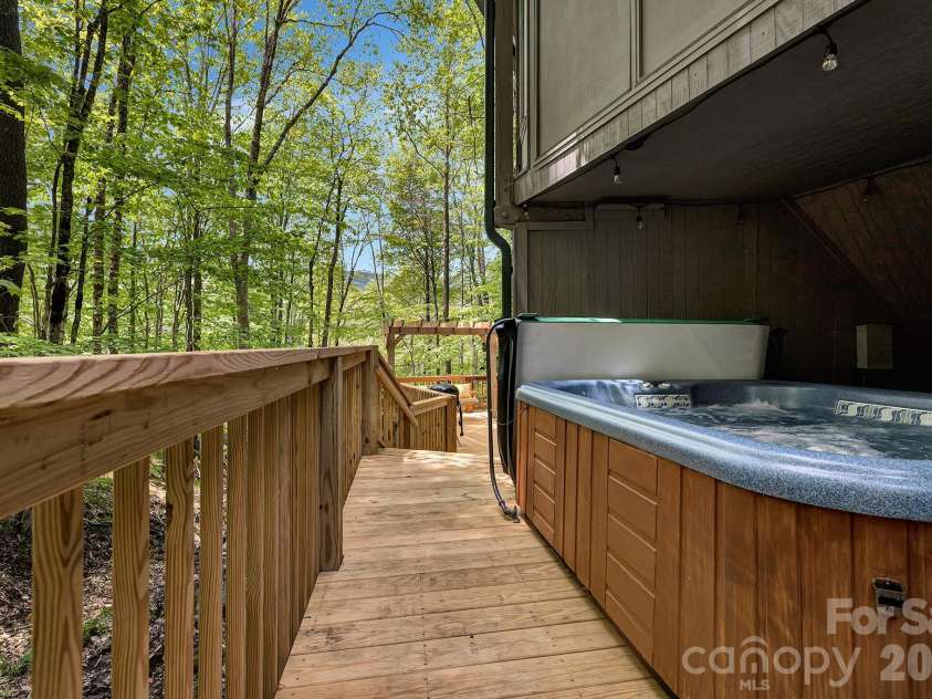 125 Pond Creek Road, Beech Mountain, NC 28604.  MLS# CAR4376008, YatesRealty ID 18951. 