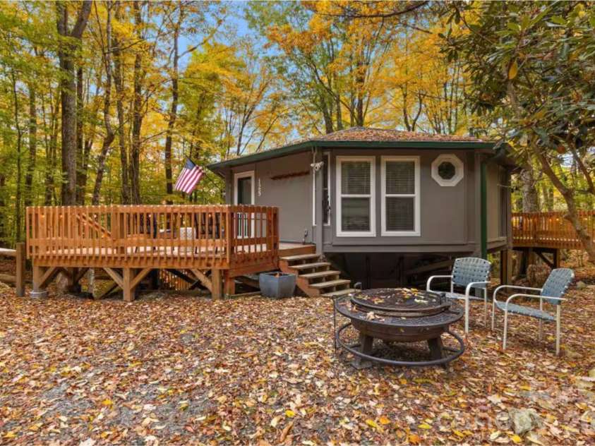 125 Pond Creek Road, Beech Mountain, NC 28604.  MLS# CAR4376008, YatesRealty ID 18951. Short drive away from the Beech Mountain Ski Resort!