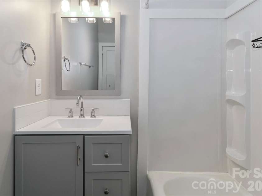 313 Dingler Avenue, Mooresville, NC 28115.  MLS# CAR4317035, YatesRealty ID 18955. Full Bath in Hall