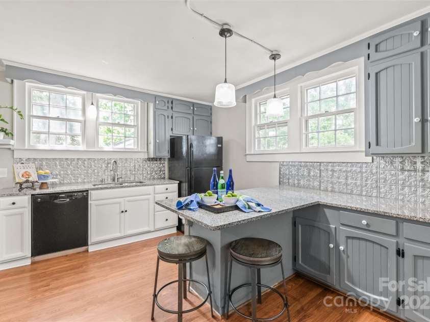 319 Oakland Street, Gastonia, NC 28052.  MLS# CAR4257720, YatesRealty ID 18955. Kitchen with Breakfast Island