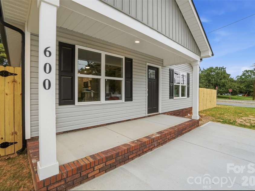 600 Bethpage Road, Kannapolis, NC 28081.  MLS# CAR4356034, YatesRealty ID 18964. Covered front porch