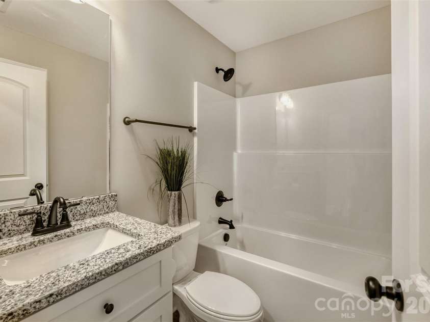 600 Bethpage Road, Kannapolis, NC 28081.  MLS# CAR4356034, YatesRealty ID 18964. Full hall bath