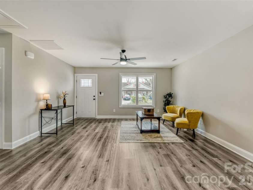 600 Bethpage Road, Kannapolis, NC 28081.  MLS# CAR4356034, YatesRealty ID 18964. Inviting family room 