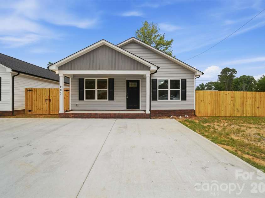 600 Bethpage Road, Kannapolis, NC 28081.  MLS# CAR4356034, YatesRealty ID 18964. Kannapolis Gem with all new privacy fencing installed