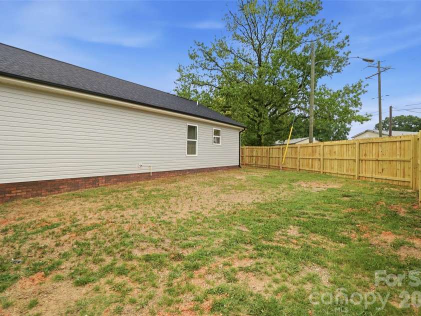 600 Bethpage Road, Kannapolis, NC 28081.  MLS# CAR4356034, YatesRealty ID 18964. Large side yard
