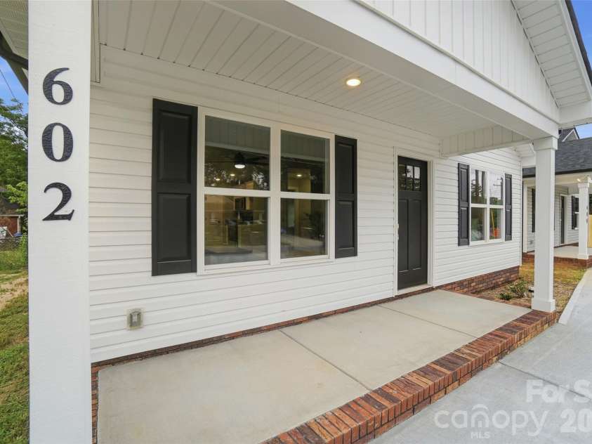 602 Bethpage Road, Kannapolis, NC 28081.  MLS# CAR4356035, YatesRealty ID 18965. Covered front porch