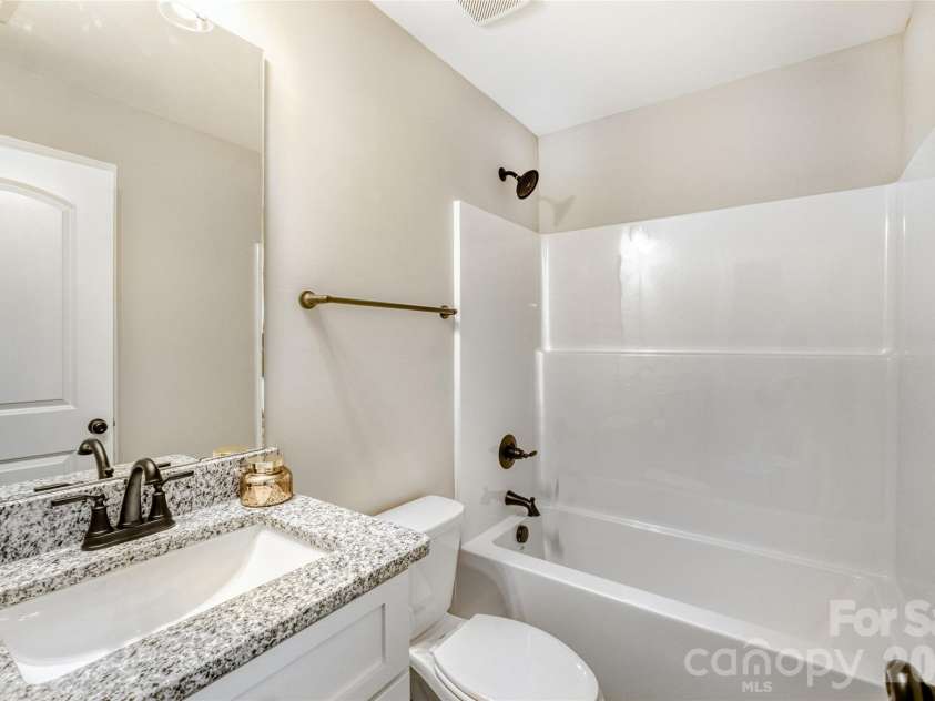 602 Bethpage Road, Kannapolis, NC 28081.  MLS# CAR4356035, YatesRealty ID 18965. Full bath in hallway