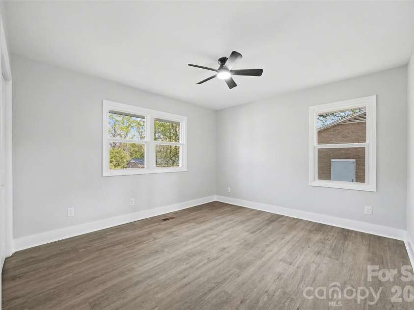 553 Derrydowne Drive, Charlotte, NC 28213.  MLS# CAR4362028, YatesRealty ID 18966. 