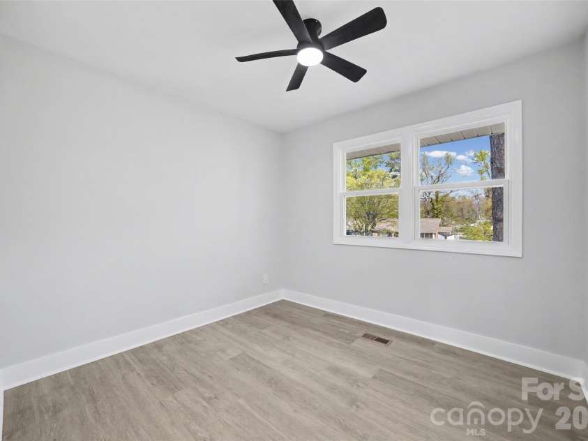 553 Derrydowne Drive, Charlotte, NC 28213.  MLS# CAR4362028, YatesRealty ID 18966. 