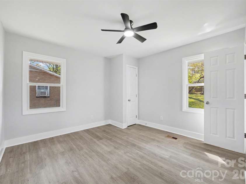 553 Derrydowne Drive, Charlotte, NC 28213.  MLS# CAR4362028, YatesRealty ID 18966. 