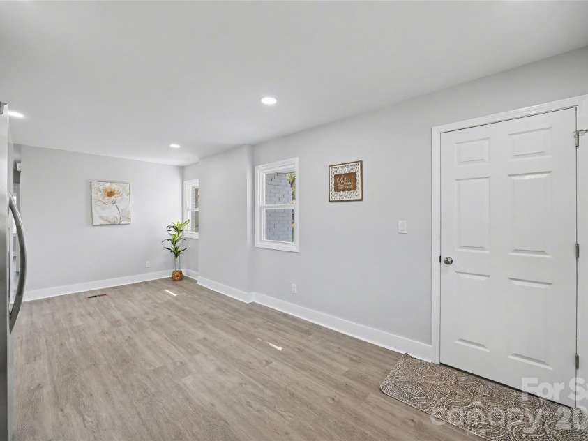 553 Derrydowne Drive, Charlotte, NC 28213.  MLS# CAR4362028, YatesRealty ID 18966. 