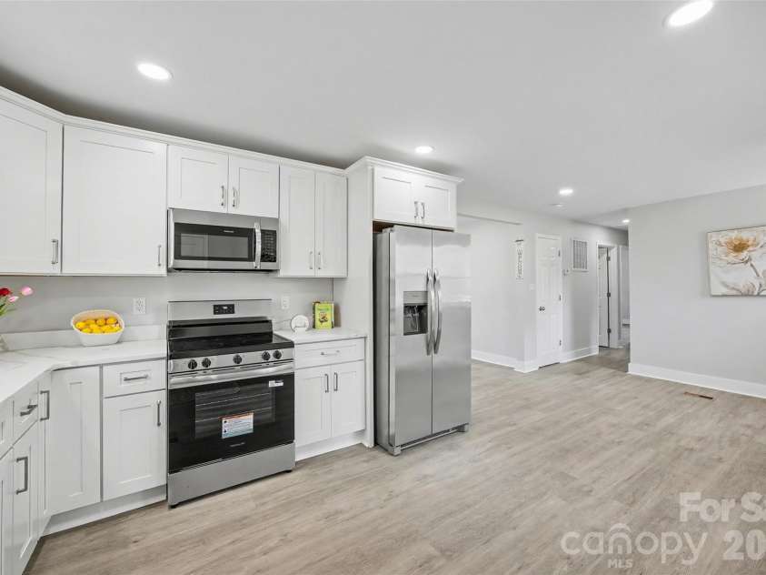 553 Derrydowne Drive, Charlotte, NC 28213.  MLS# CAR4362028, YatesRealty ID 18966. 