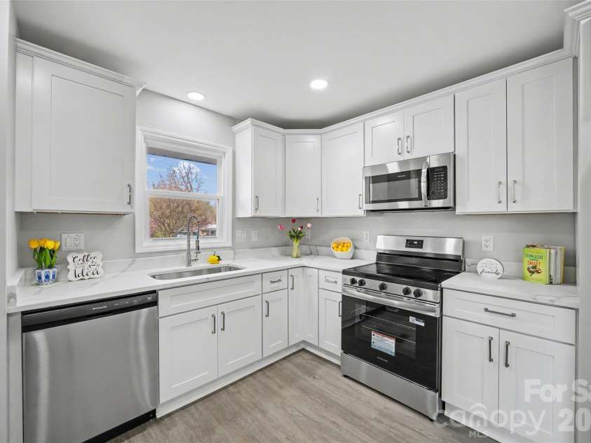 553 Derrydowne Drive, Charlotte, NC 28213.  MLS# CAR4362028, YatesRealty ID 18966. 