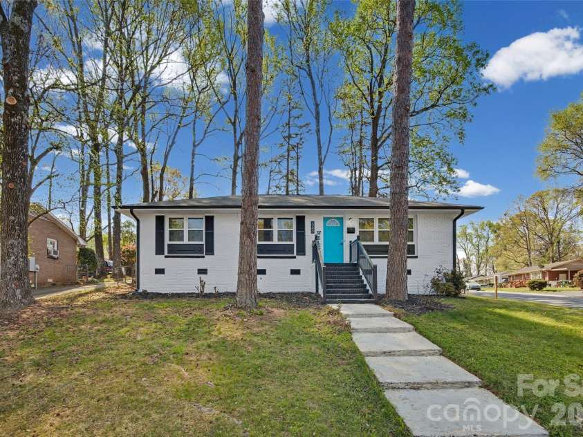 553 Derrydowne Drive, Charlotte, NC 28213.  MLS# CAR4362028, YatesRealty ID 18966. 