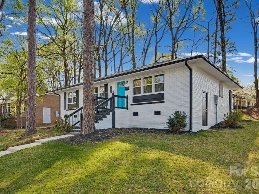 553 Derrydowne Drive, Charlotte, NC 28213.  MLS# CAR4362028, YatesRealty ID 18966. 