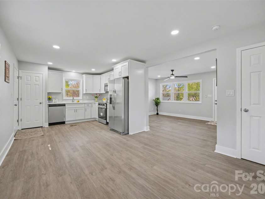 553 Derrydowne Drive, Charlotte, NC 28213.  MLS# CAR4362028, YatesRealty ID 18966. 