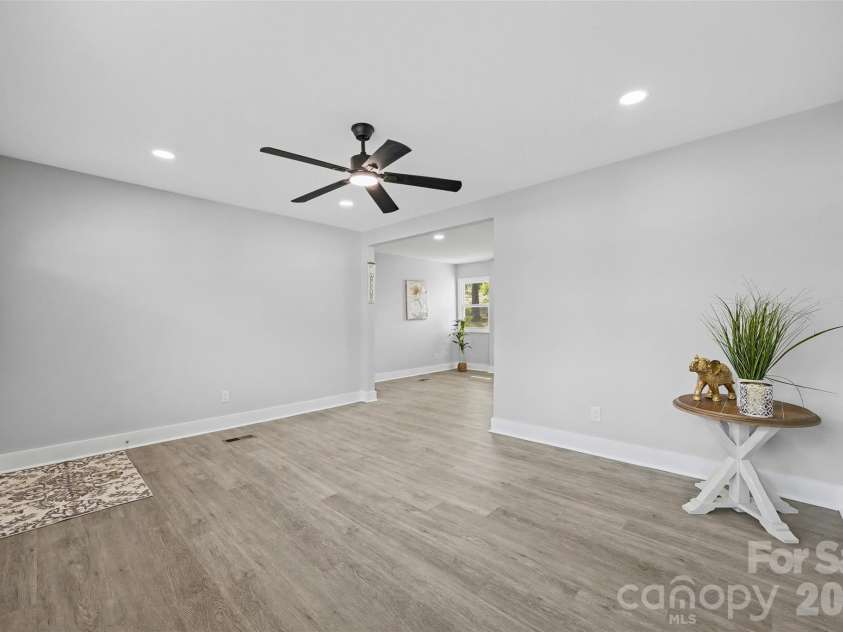 553 Derrydowne Drive, Charlotte, NC 28213.  MLS# CAR4362028, YatesRealty ID 18966. 