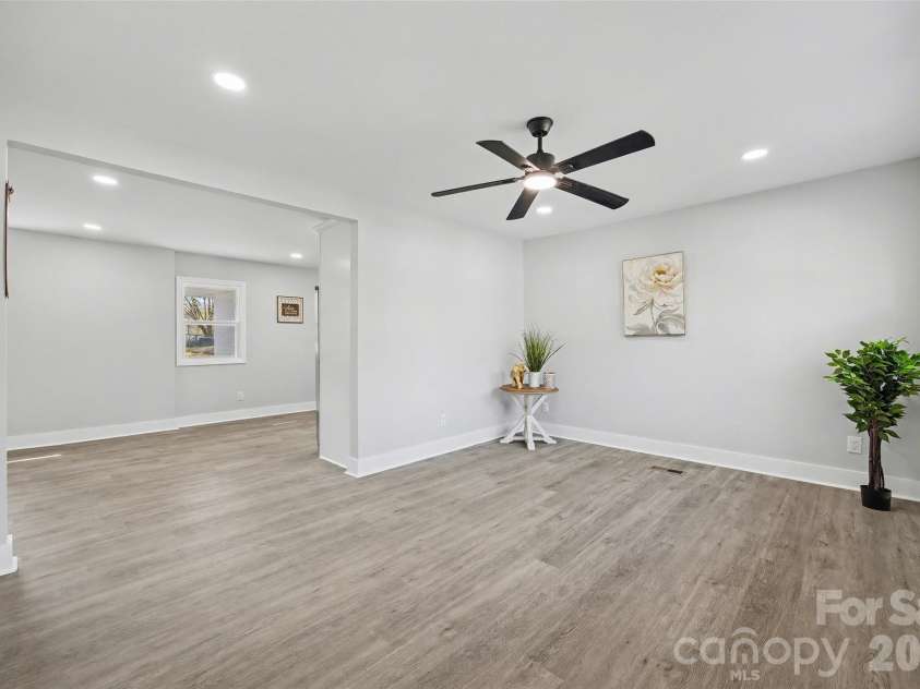 553 Derrydowne Drive, Charlotte, NC 28213.  MLS# CAR4362028, YatesRealty ID 18966. 