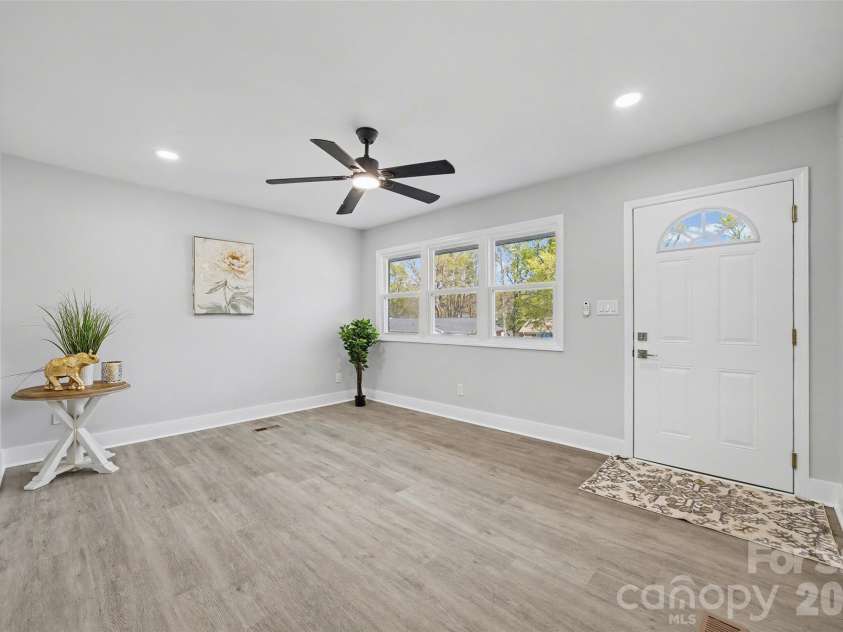 553 Derrydowne Drive, Charlotte, NC 28213.  MLS# CAR4362028, YatesRealty ID 18966. 