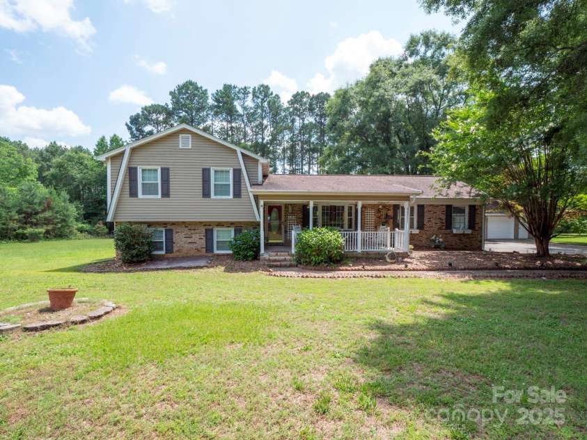409 Ridge Road, Clover, SC 29710.  MLS# CAR4268763, YatesRealty ID 18967. 