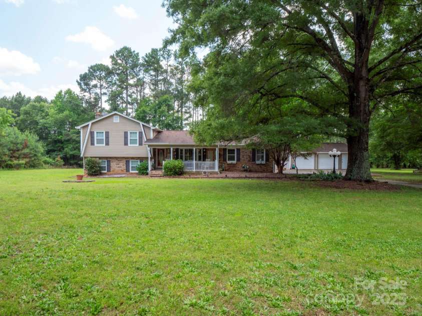 409 Ridge Road, Clover, SC 29710.  MLS# CAR4268763, YatesRealty ID 18967. 