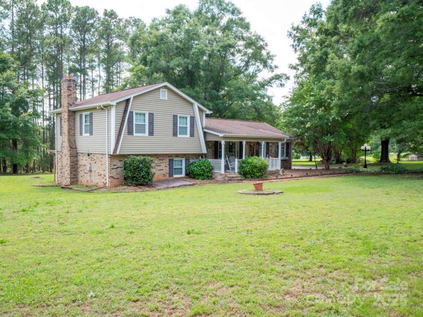 409 Ridge Road, Clover, SC 29710.  MLS# CAR4268763, YatesRealty ID 18967. 
