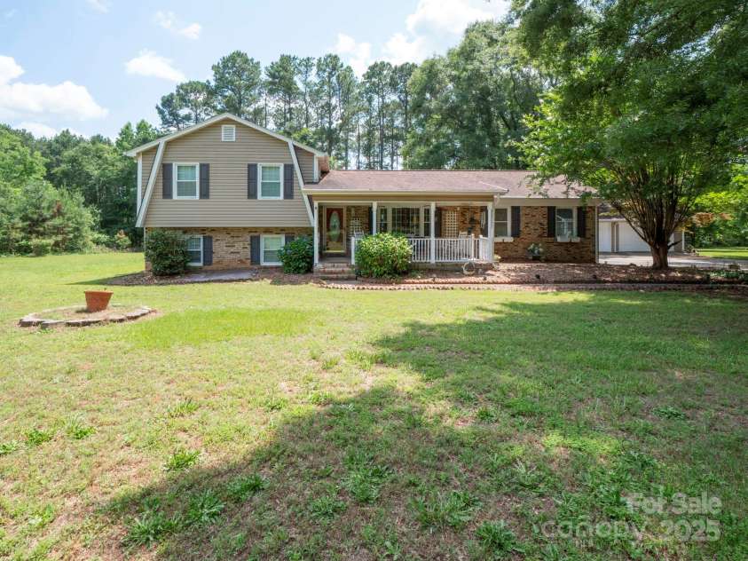 409 Ridge Road, Clover, SC 29710.  MLS# CAR4268763, YatesRealty ID 18967. 
