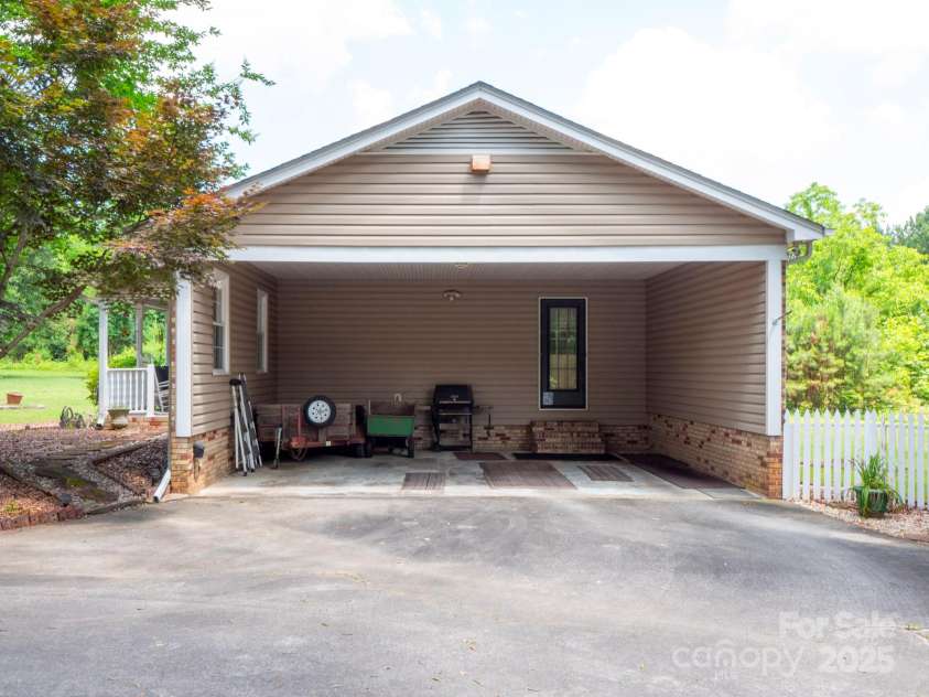 409 Ridge Road, Clover, SC 29710.  MLS# CAR4268763, YatesRealty ID 18967. 