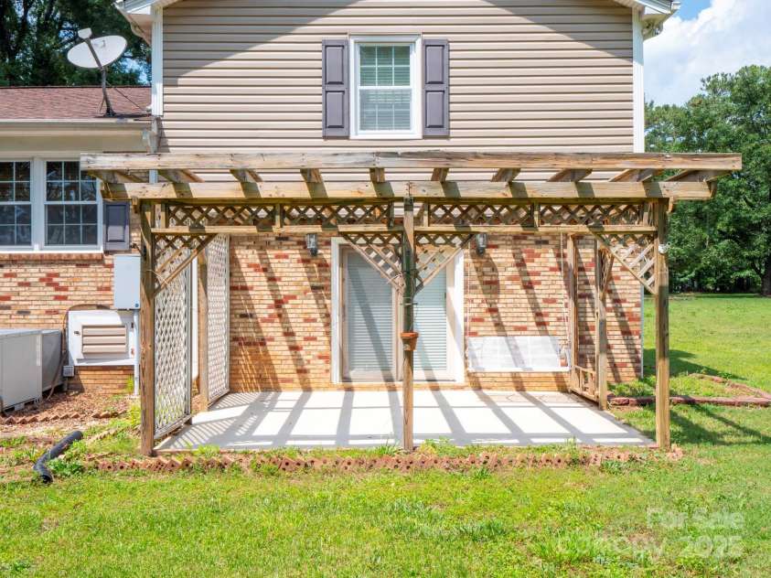 409 Ridge Road, Clover, SC 29710.  MLS# CAR4268763, YatesRealty ID 18967. 