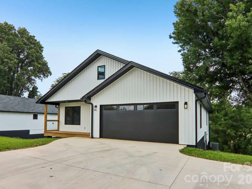 124 Main Street, Mars Hill, NC 28754.  MLS# CAR4375726, YatesRealty ID 18973. 