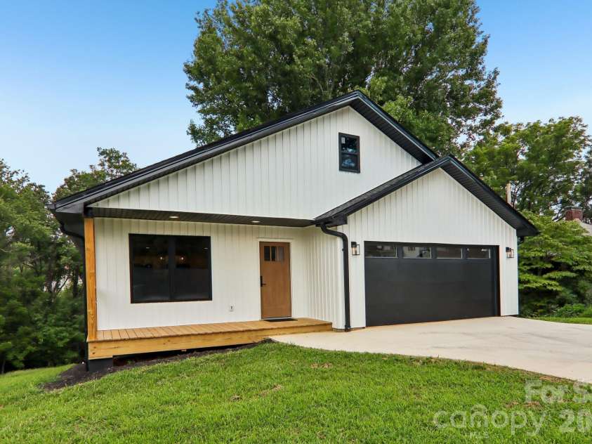 124 Main Street, Mars Hill, NC 28754.  MLS# CAR4375726, YatesRealty ID 18973. 