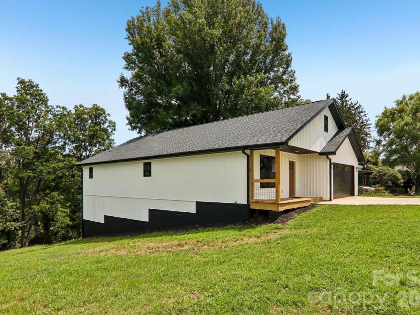 124 Main Street, Mars Hill, NC 28754.  MLS# CAR4375726, YatesRealty ID 18973. 