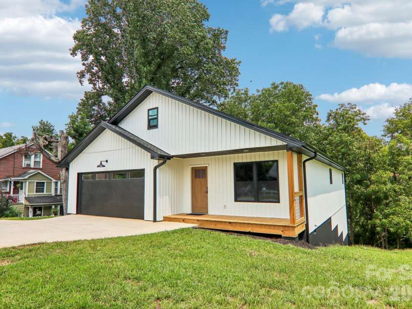 140 Main Street, Mars Hill, NC 28754.  MLS# CAR4375742, YatesRealty ID 18974. 2 car garage with one step entry.