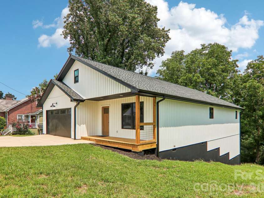 140 Main Street, Mars Hill, NC 28754.  MLS# CAR4375742, YatesRealty ID 18974. Covered entrance.