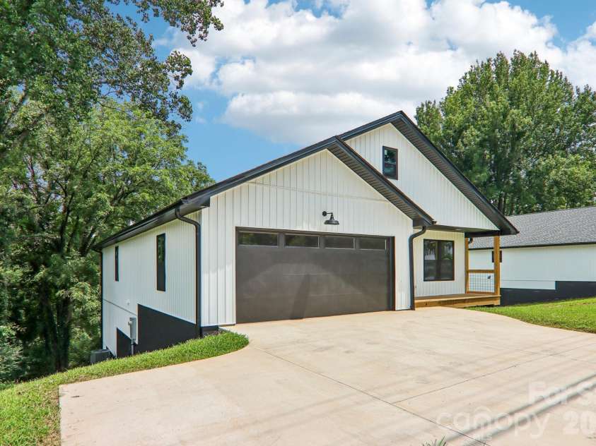 140 Main Street, Mars Hill, NC 28754.  MLS# CAR4375742, YatesRealty ID 18974. Double garage with extra parking pad.